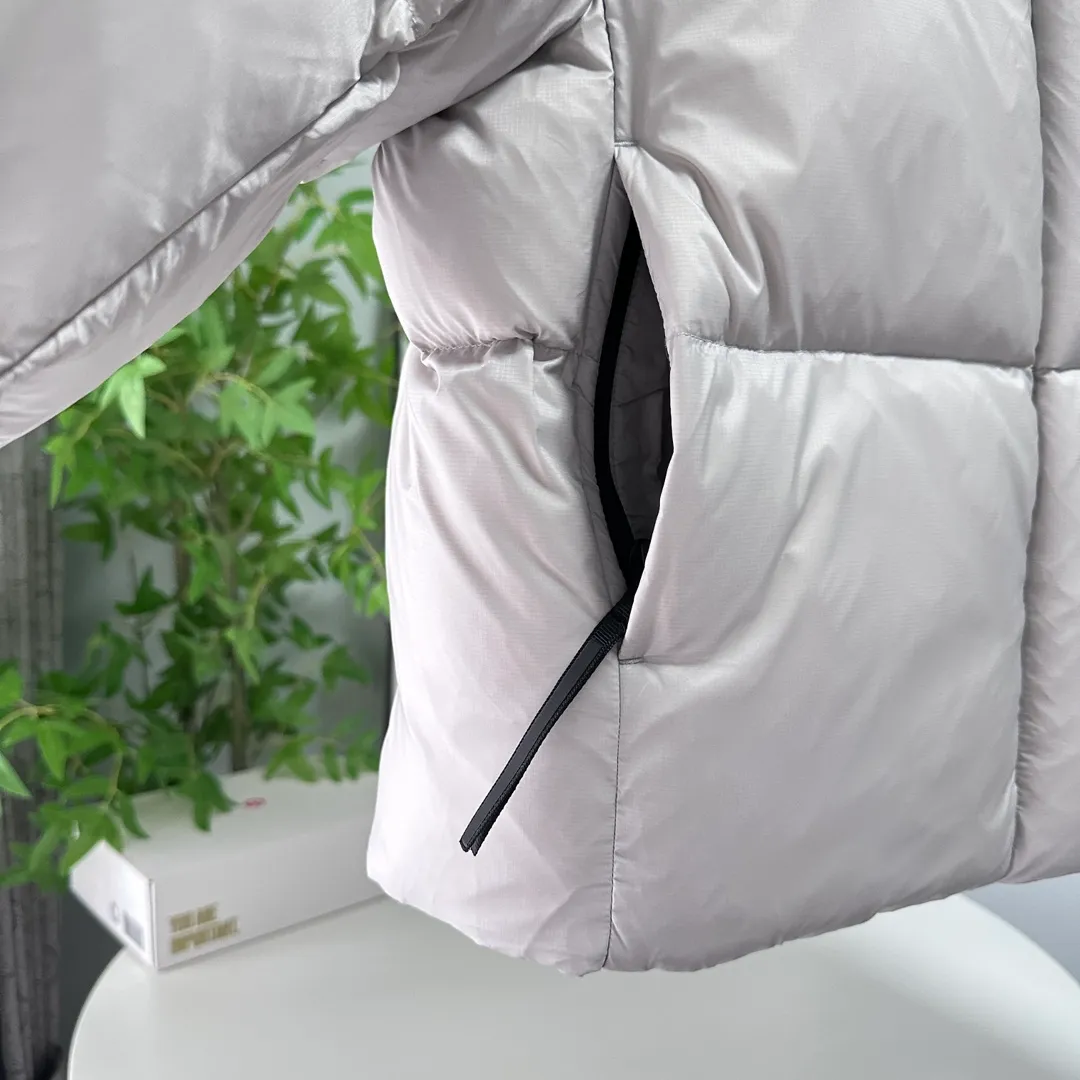 P780 Style number: Y112 𝗚𝗮𝗻𝗮𝗱𝗮 𝗚𝗼𝗼𝘀𝗲｜Canada Goose Cypress series women's short puff/down jacket Color: black, silver Size: XS, S, M, Customized original high-density waterproof recycled Feather-Light tear-resistant fabric, waterproof and windproof, light and fluffy. The interior adopts nylon double-layer sealing design! The interior is filled with 90% white duck down of the national standard, and the down content is as high as 350 grams. Fluffy, plump and soft to the touch.